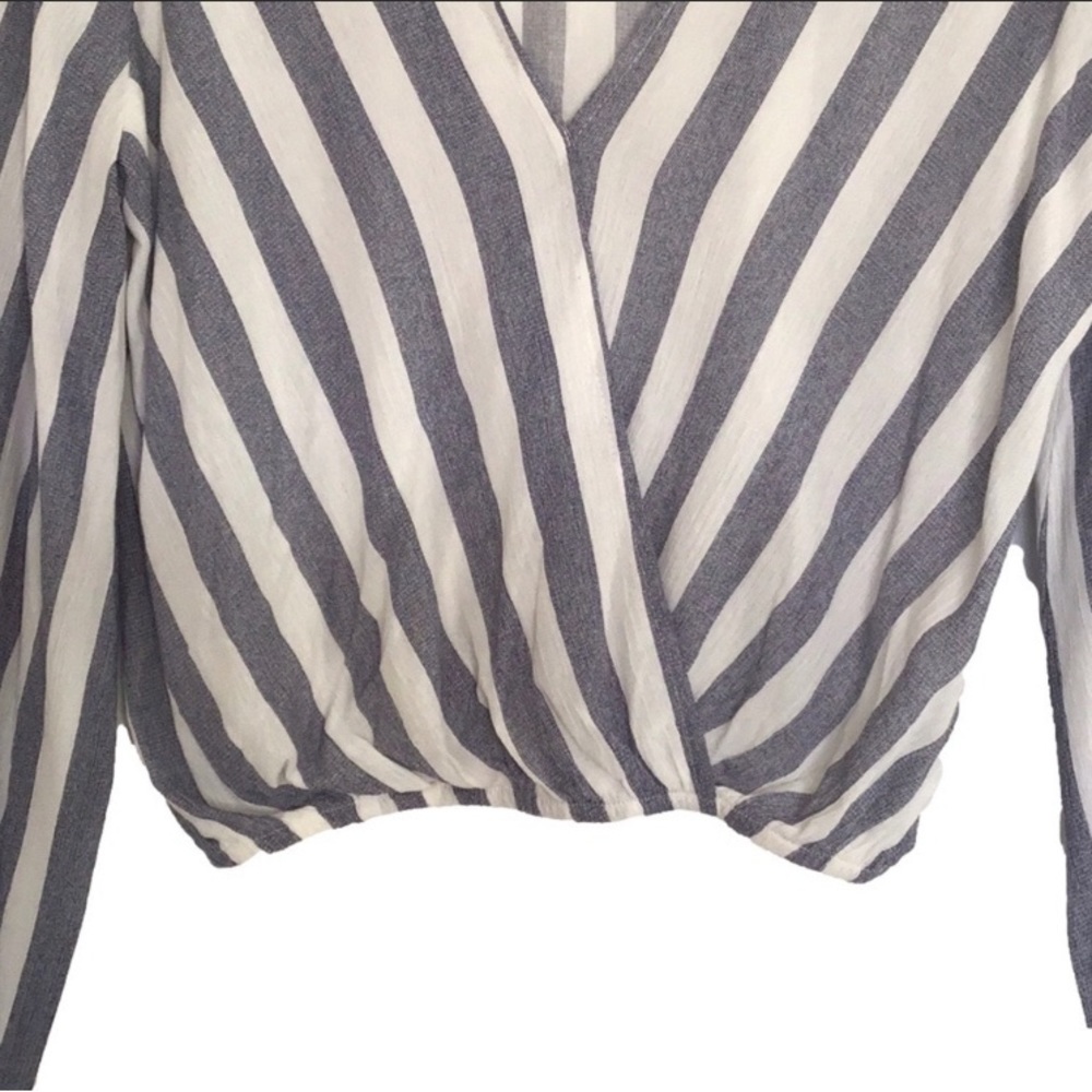 Sadie & Sage Bell Sleeve.? striped blouse size M - Picture 5 of 6